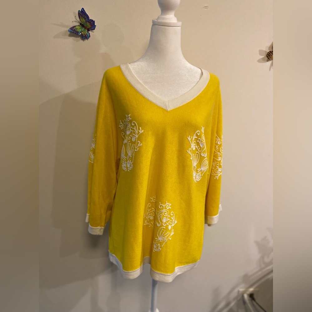 Banana Republic Yellow Knitted Linen V-Neck Top with White Embroidery size Large
